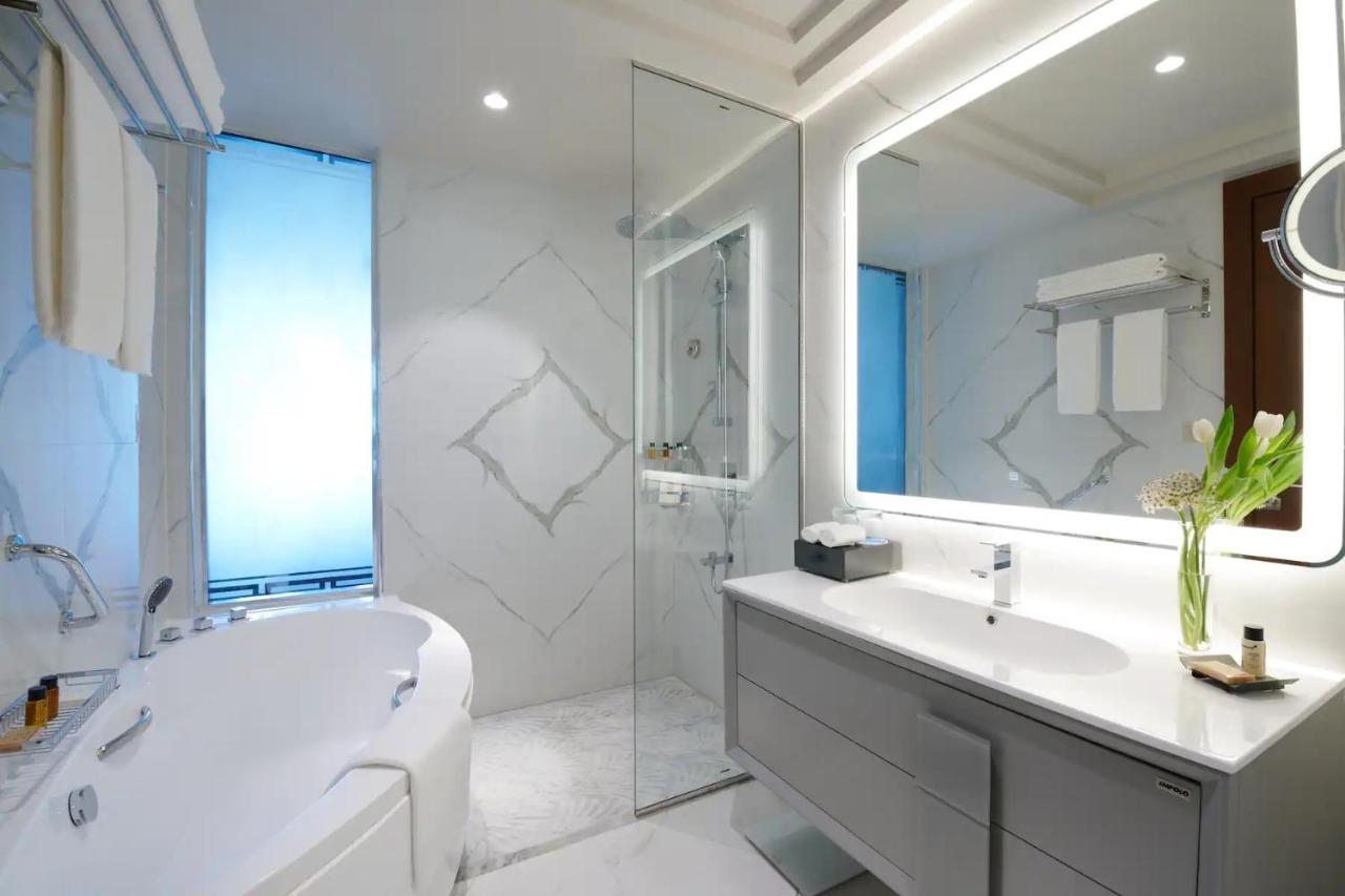 Wyndham Grand Doha West Bay Beach Exterior photo Bathroom