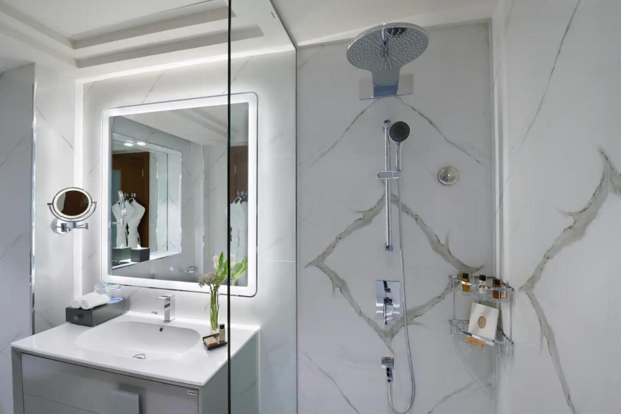 Wyndham Grand Doha West Bay Beach Exterior photo Bathroom