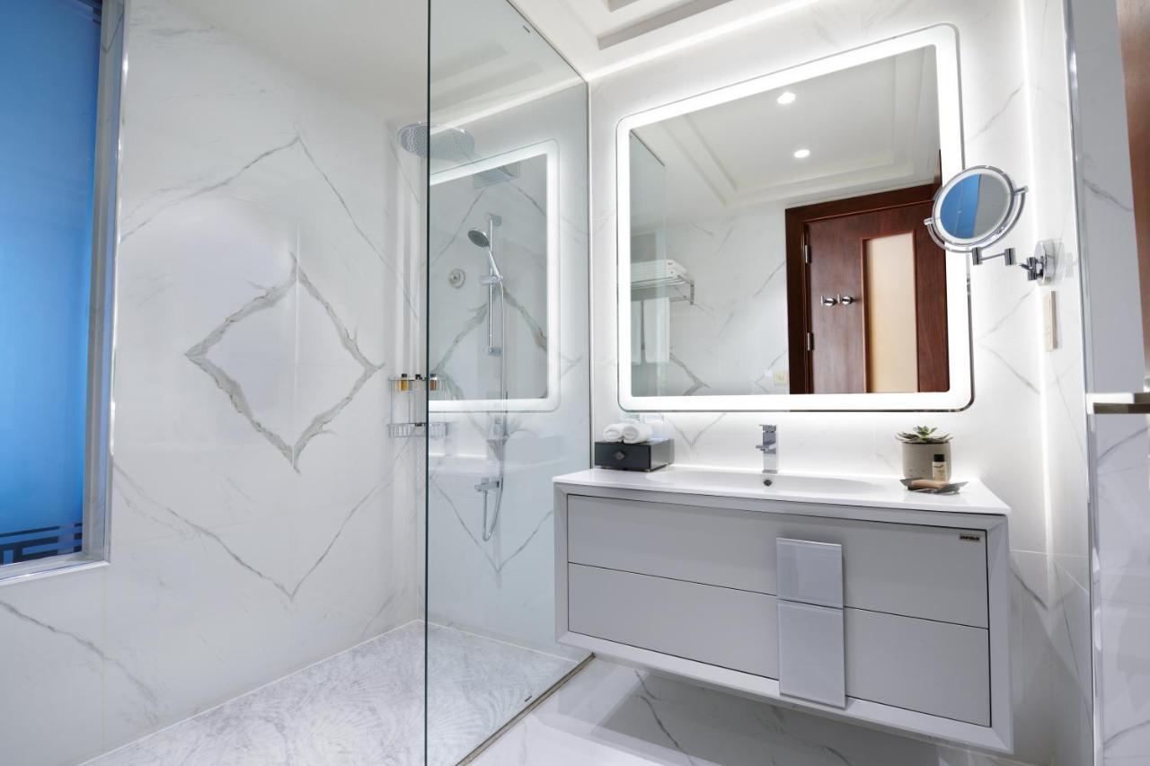 Wyndham Grand Doha West Bay Beach Exterior photo Bathroom