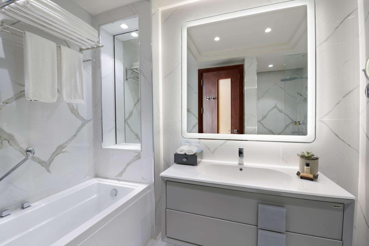 Wyndham Grand Doha West Bay Beach Exterior photo Bathroom