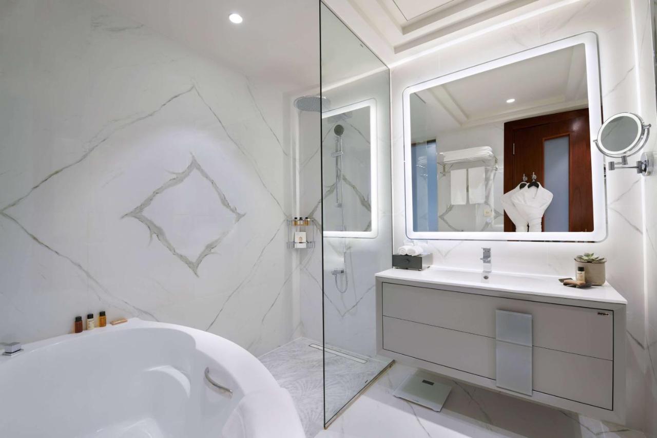 Wyndham Grand Doha West Bay Beach Exterior photo Bathroom