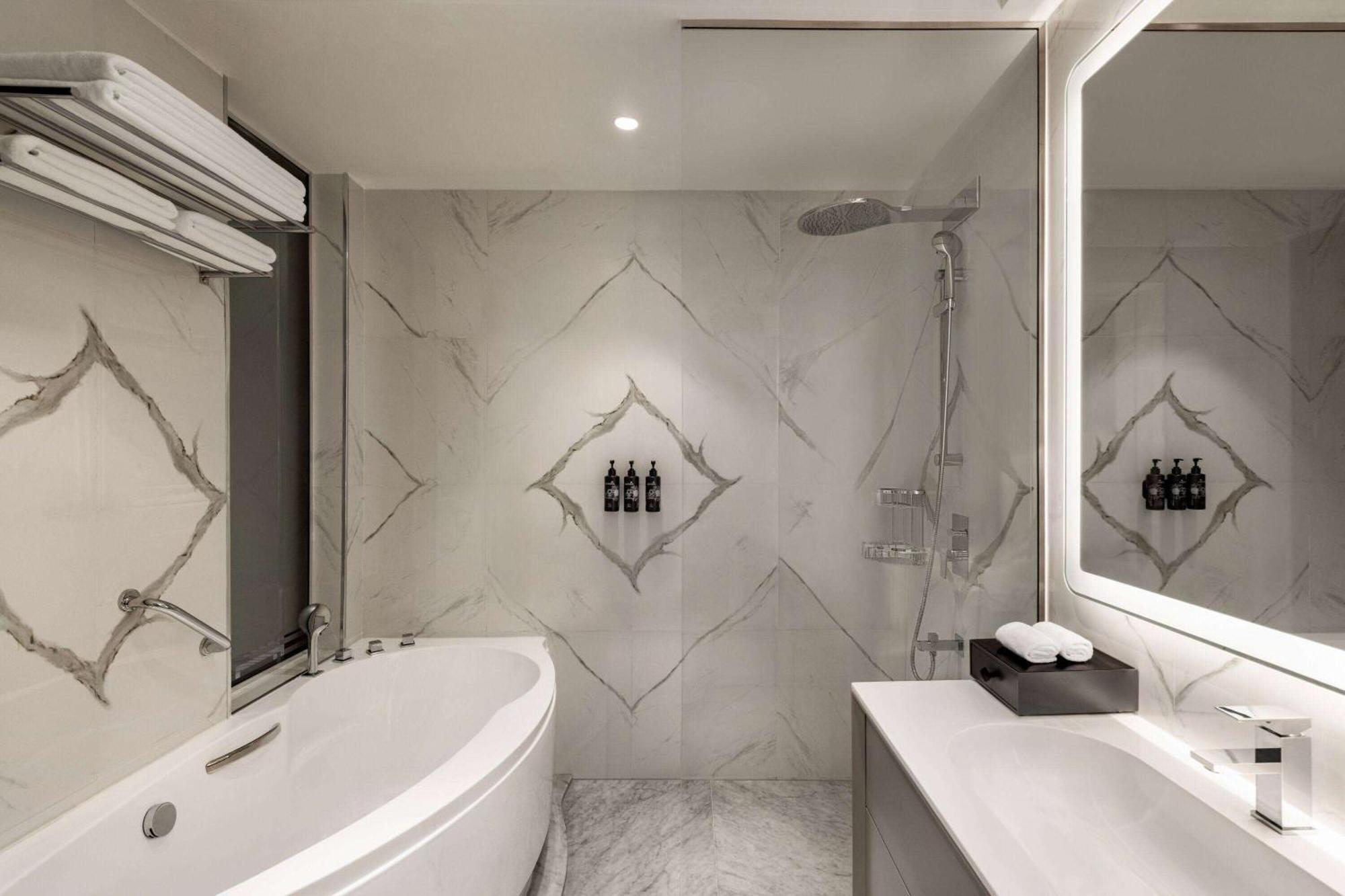 Wyndham Grand Doha West Bay Beach Exterior photo Bathroom