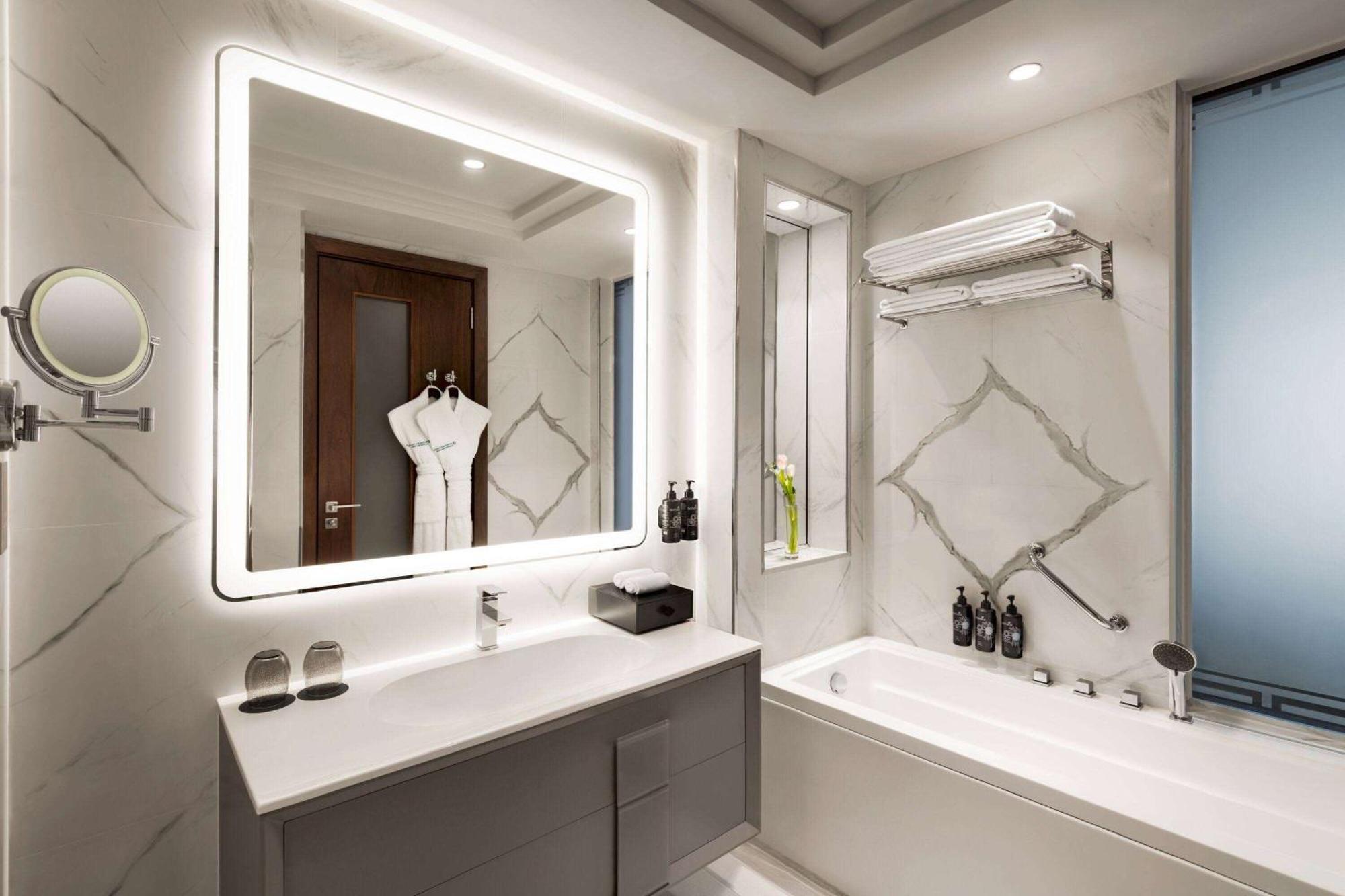 Wyndham Grand Doha West Bay Beach Exterior photo Bathroom