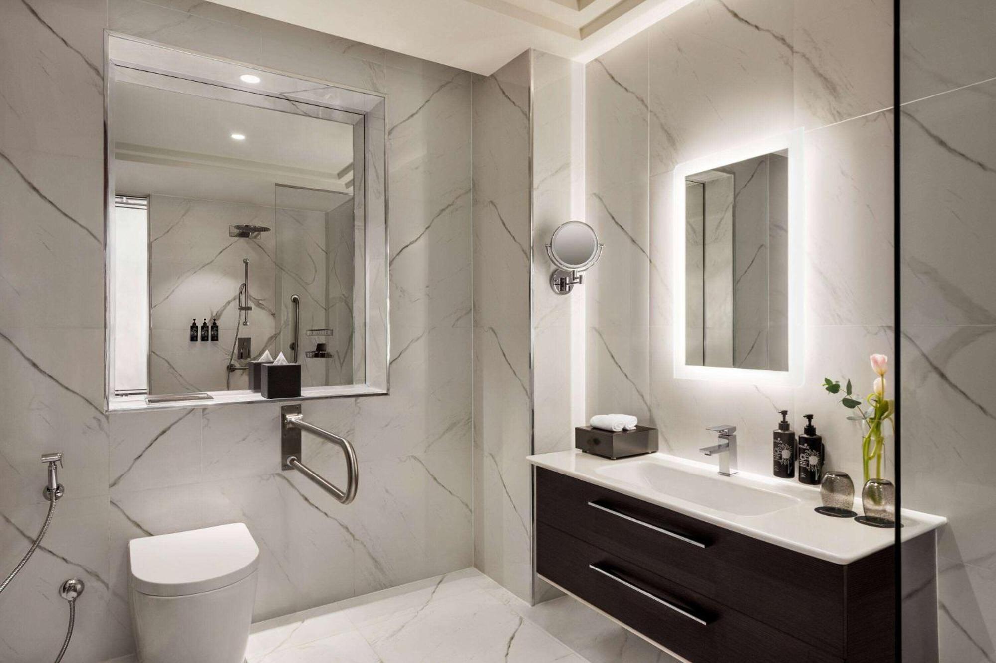 Wyndham Grand Doha West Bay Beach Exterior photo Bathroom